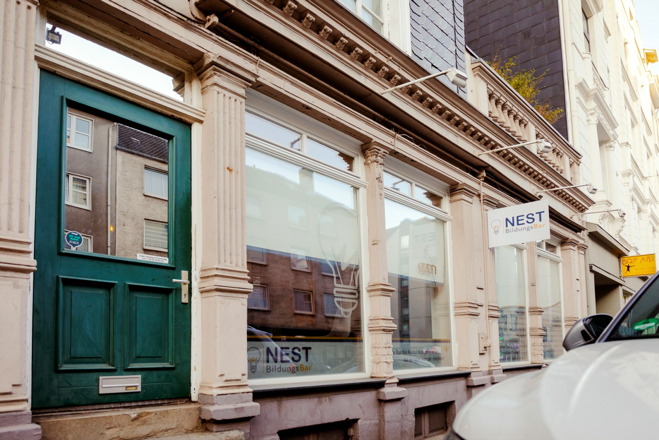 NEST BildungsBar – Außenansicht